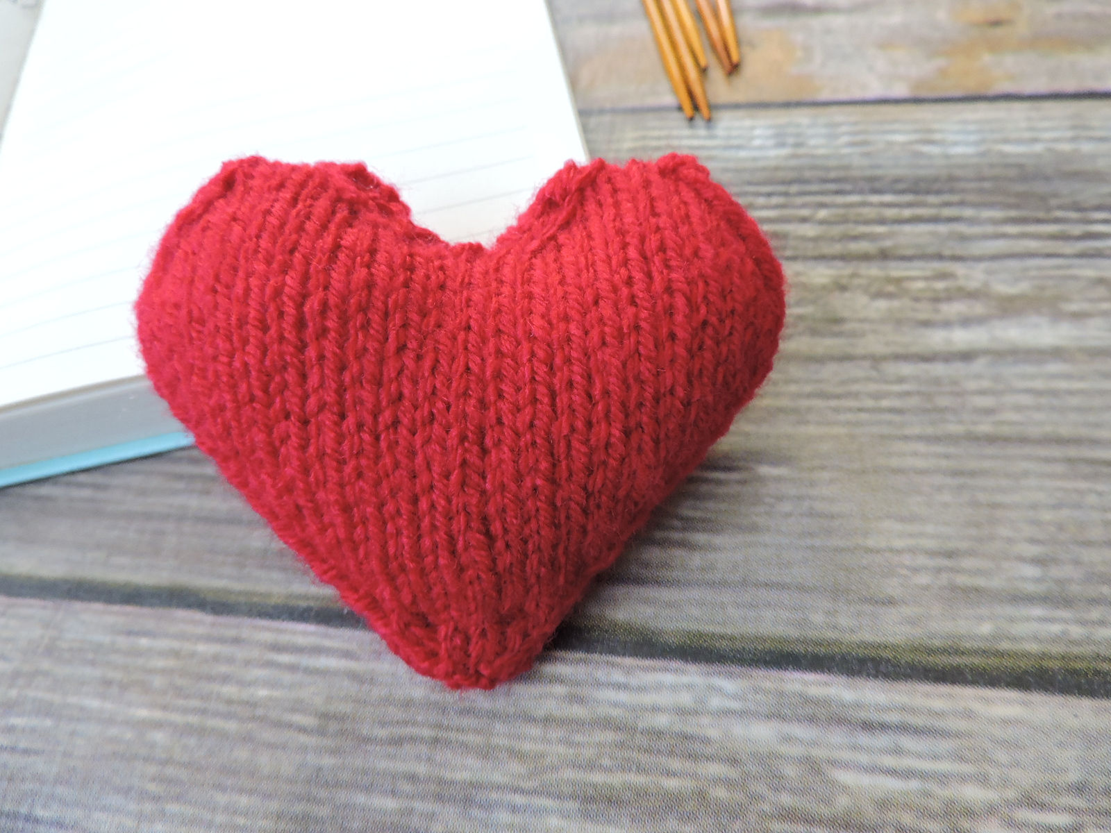 Wallpaper #HGdy7ZIBSpphPi3-_1jy88 Sweet Bee Buzzings Lots of Love Knitted Heart Pattern