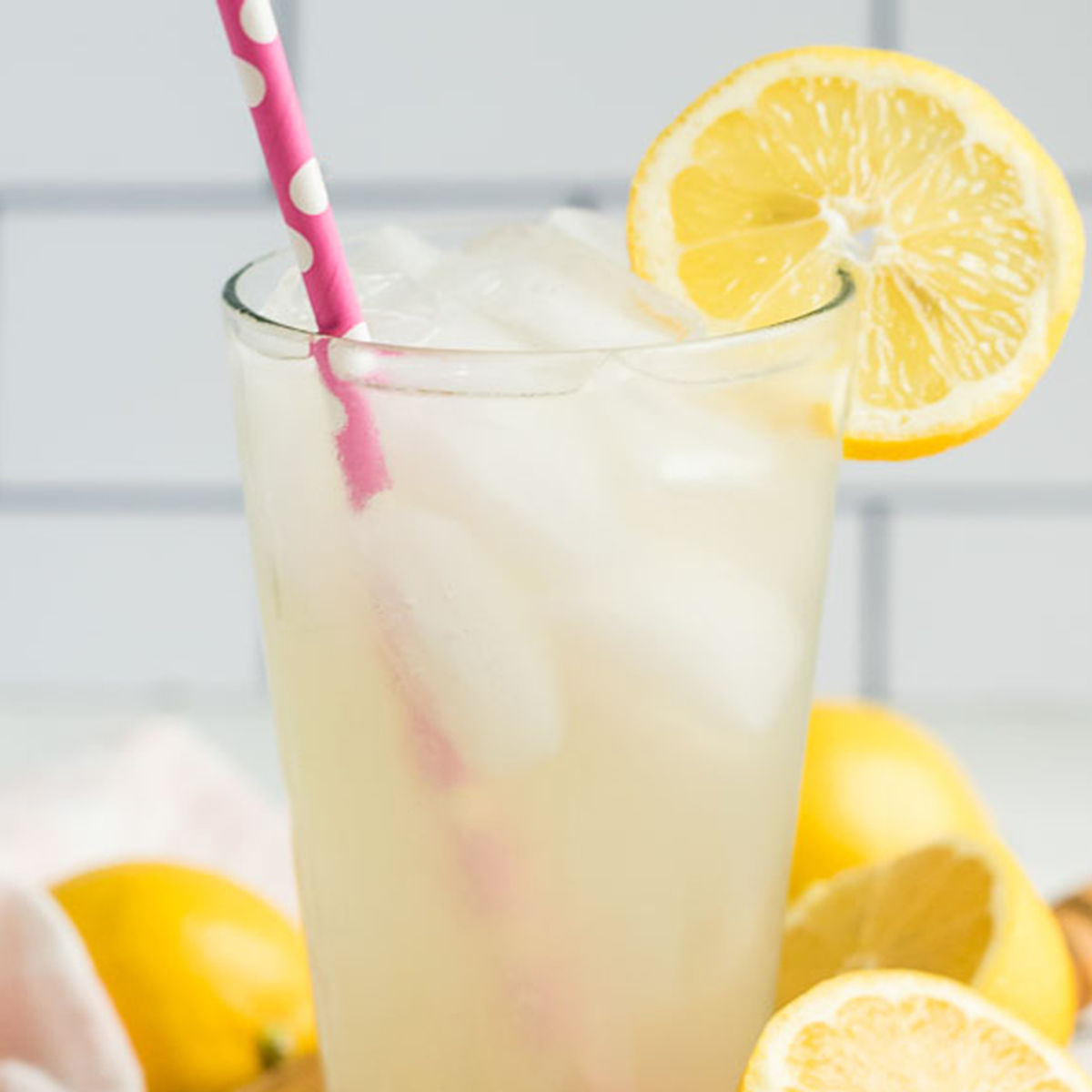 Wallpaper #GGfpAZMBSpphPi3-Wa1b249 Fresh Squeezed Lemonade by the Glass