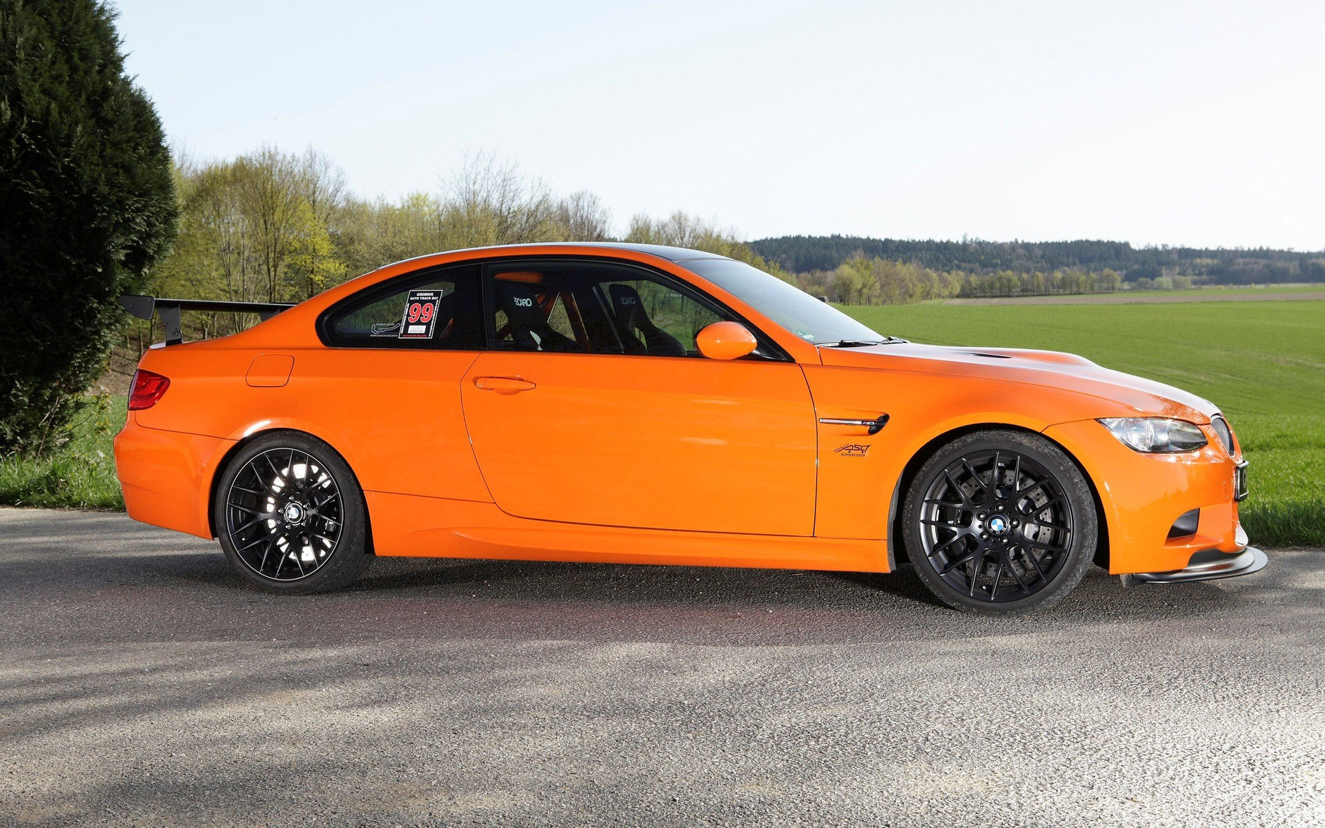 Wallpaper #BWg0H5MBSpphPi3-Qisa239 Oranzevyi BMW M3 Gts Na Fone Zelenogo Polia Oboi Dlia Rabocego Stola