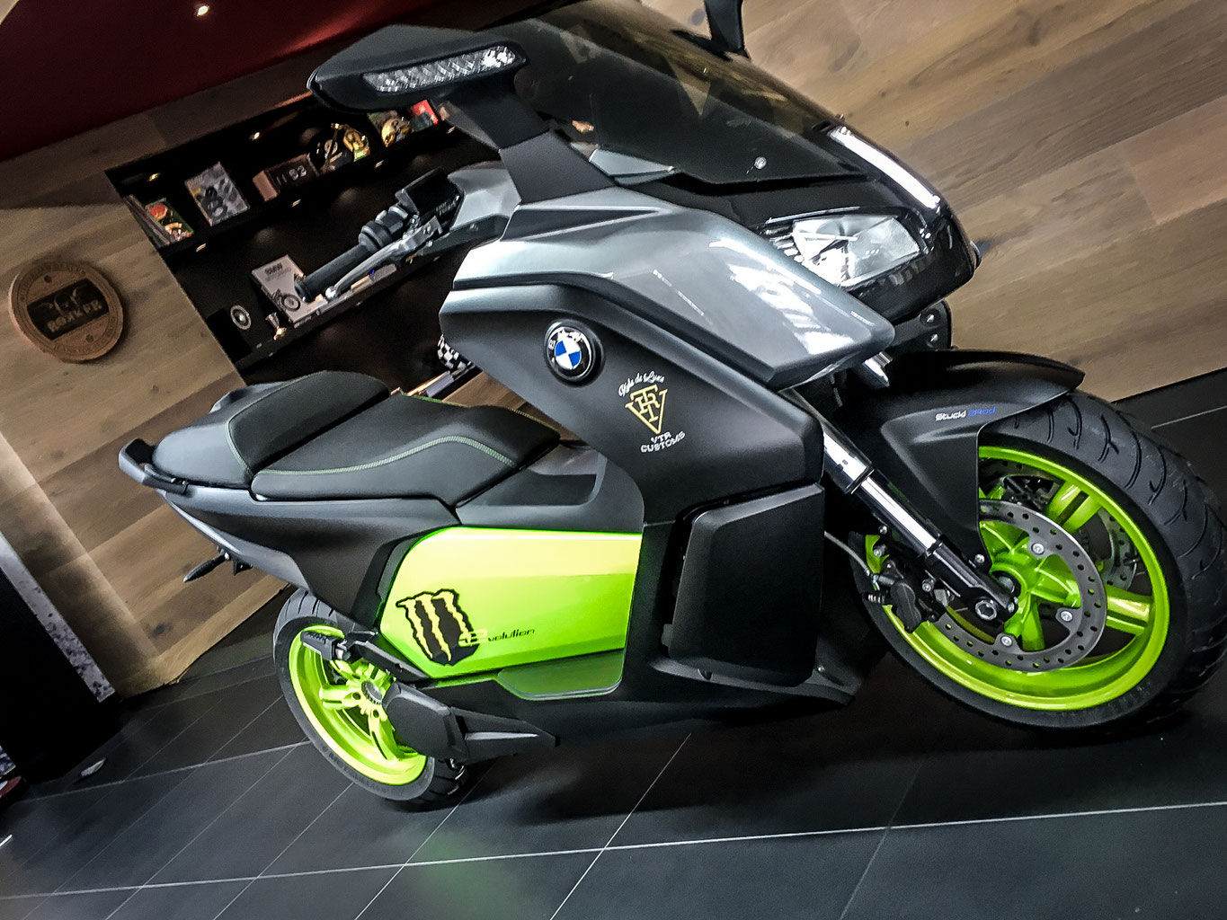 Wallpaper #wuqLUpMBlwTYPL18Cgn-299 Vtr Customs Version Eines E Scooters Vtr Customs