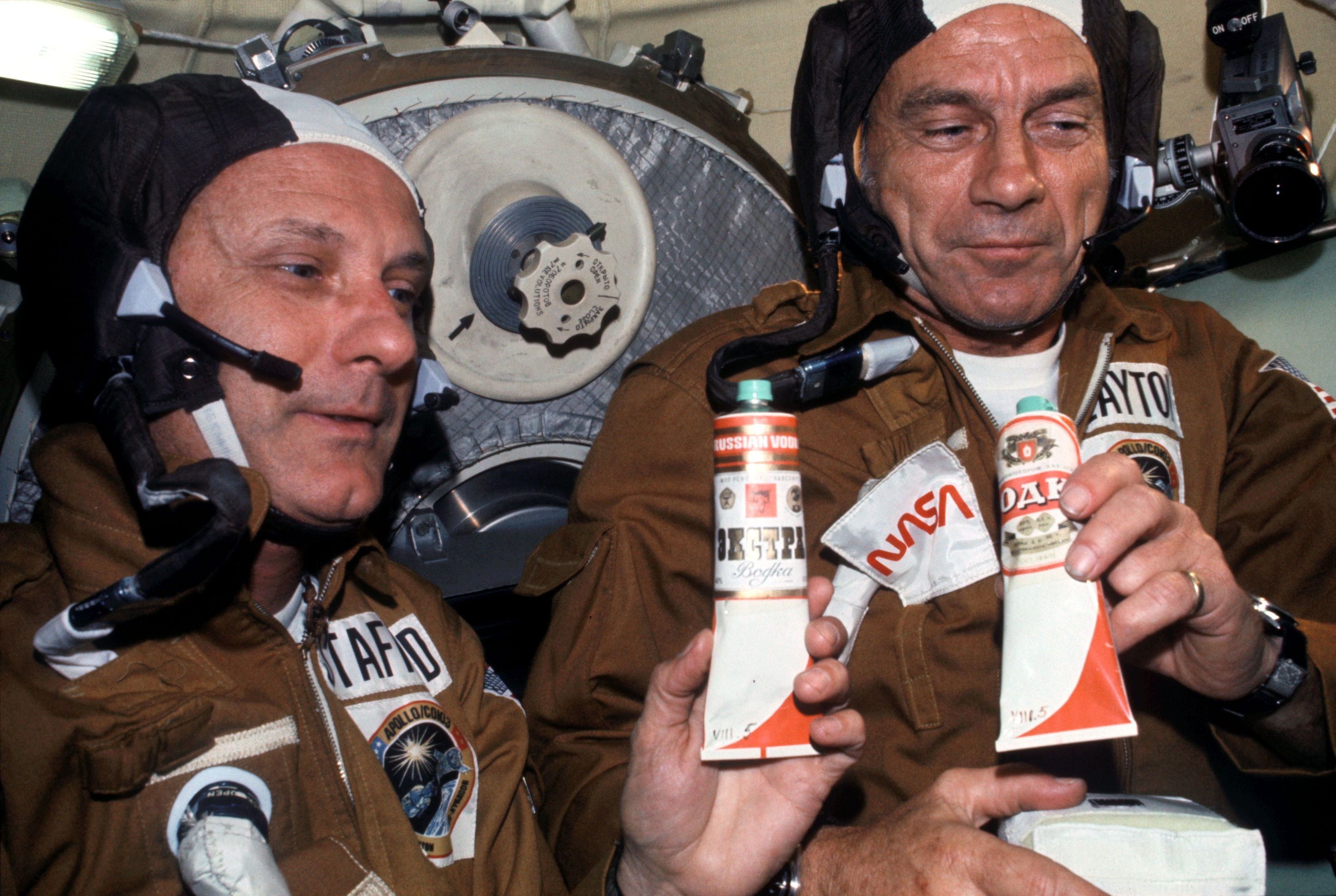 Wallpaper #e2eE_JIBSpphPi3-ZZiW142 Apollo Soyuz Toasting in Space