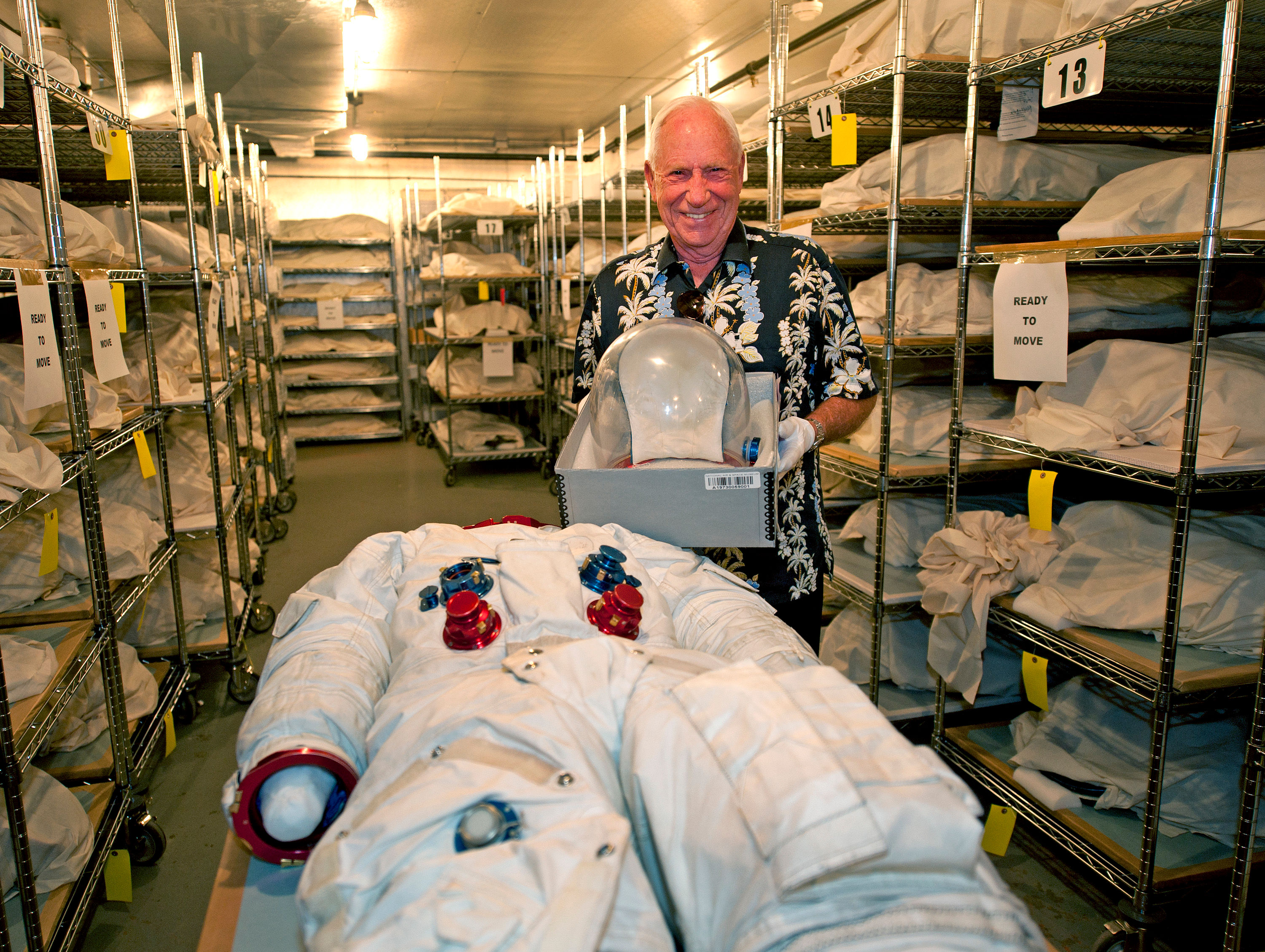 Wallpaper #e2eE_JIBSpphPi3-ZZiW78 Apollo 15 Astronaut Al Worden with His Spacesuit