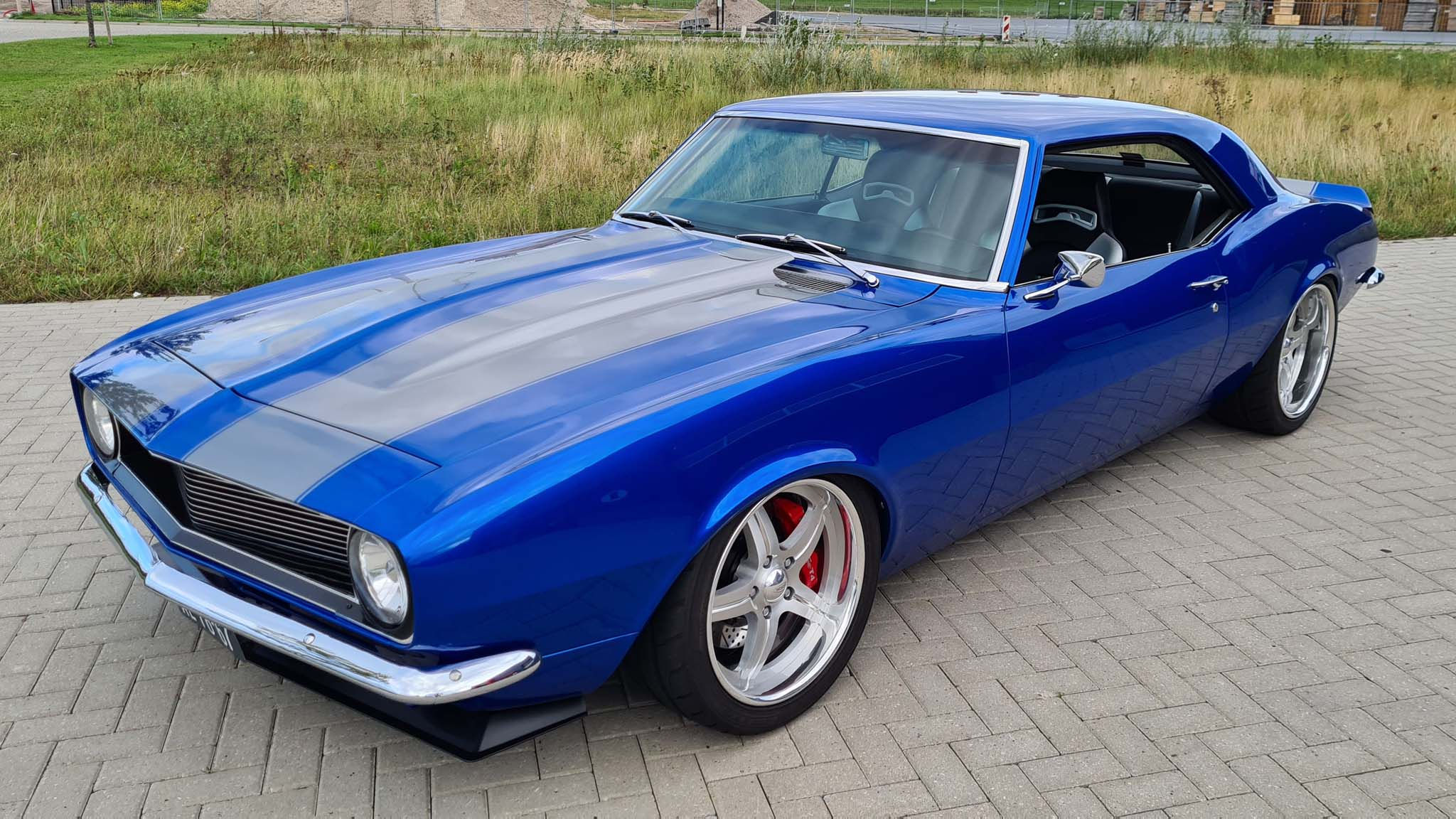 Wallpaper #PBkAHY8BtGB6xQ78-XY739 De in Nederland Gebouwde Pro Touring Camaro Uit 1968 is Een Volledig