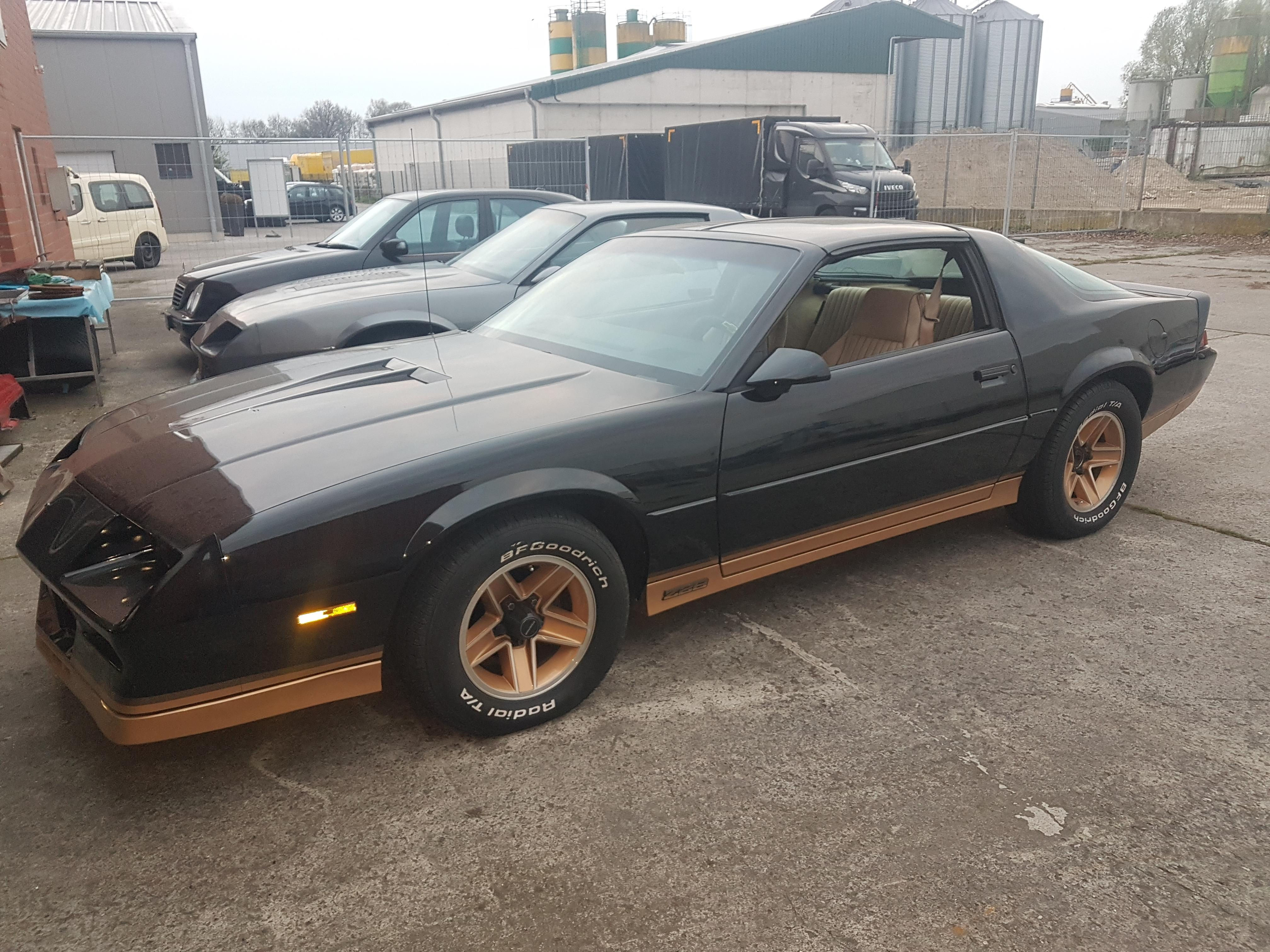 Wallpaper #XPtThpcBx-Hc5Y20D7Hr84 Black and Gold Camaro