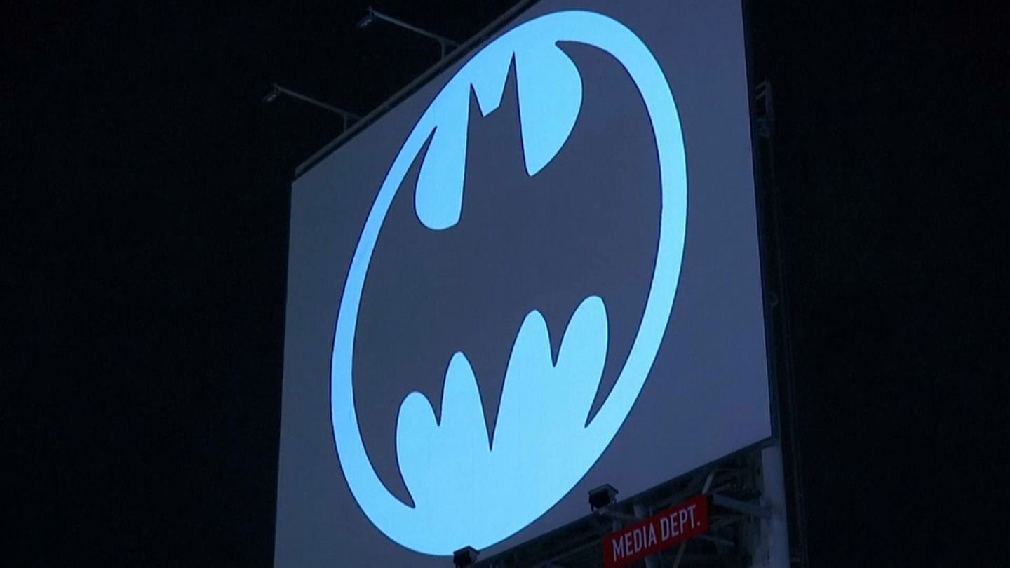 Wallpaper #gWj1E5MBSpphPi3-QwKs195 Batman Symbol in the Sky