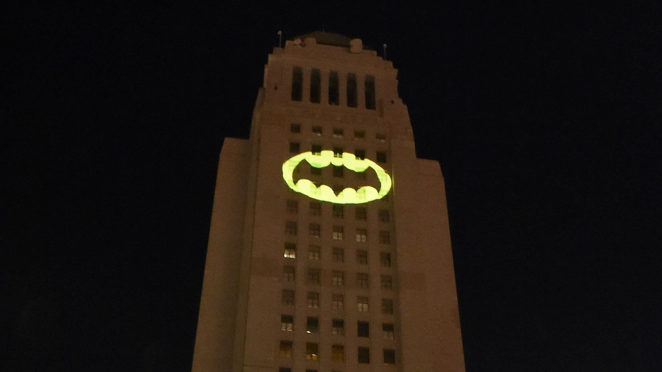 Wallpaper #shlEII8BtGB6xQ78dn0s32 En Hommage a Adam West Le Bat Signal a Ete Projete Sur La Mairie De