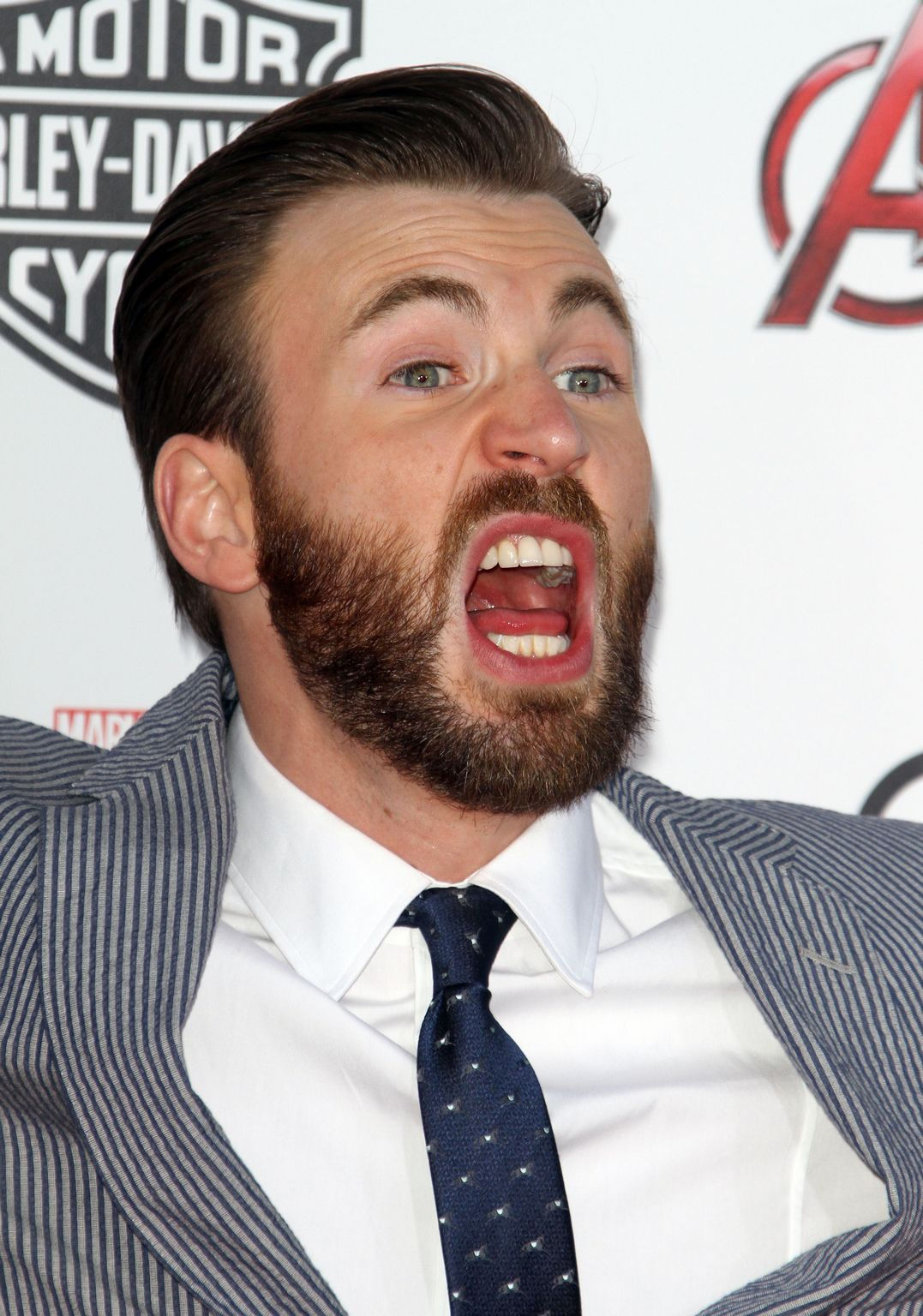 Wallpaper #9-qXVZMBlwTYPL18nA0s357 Chris Evans at Avengers Age of Ultron Los Angeles Premiere Celeb Donut