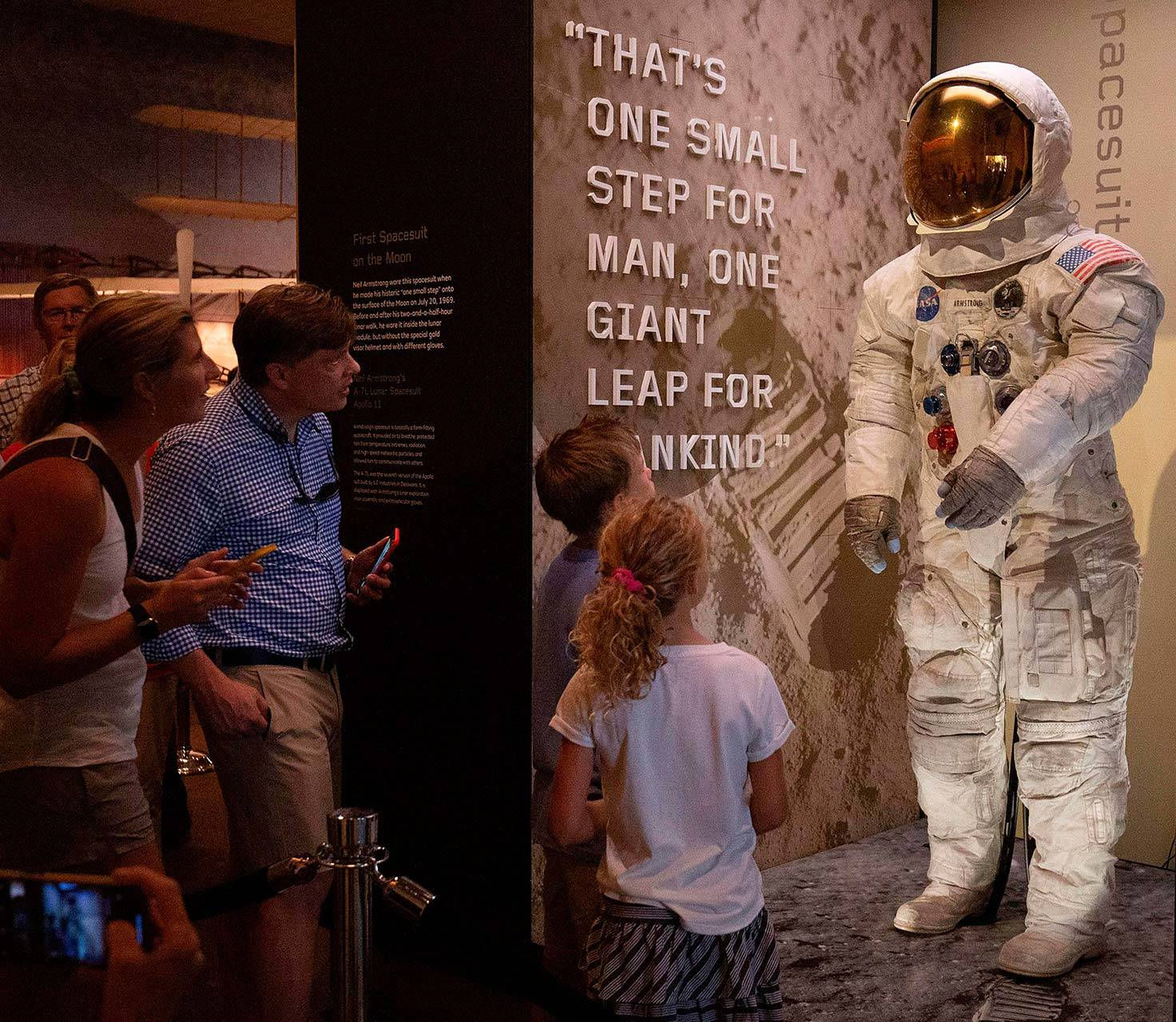 Wallpaper #e2eE_JIBSpphPi3-ZZiW34 Neil Armstrong Space Suit Smithsonian