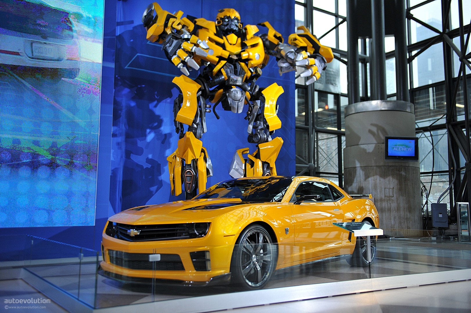 Wallpaper #umcB65IBSpphPi3-nEkn93 Nyias 2011 Camaro Bumblebee as Seen in Transformers 3 Live Photos