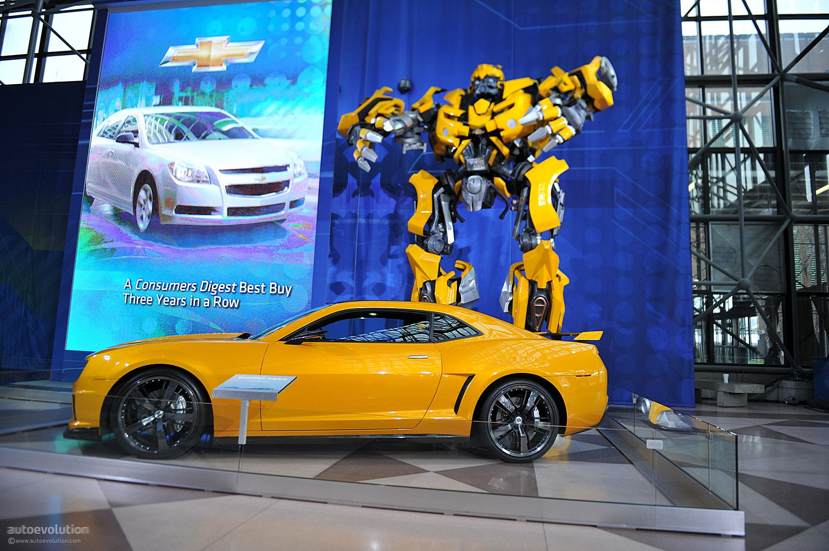 Wallpaper #3WcMCpMBSpphPi3-J9JF266 Nyias 2011 Camaro Bumblebee as Seen in Transformers 3 Live Photos