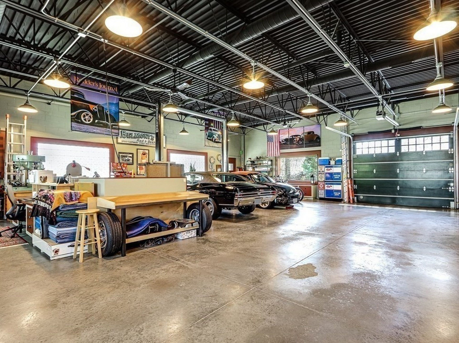 Wallpaper #PRmoEI8BtGB6xQ78m18h35 This Garage is Also a Family Home an Awesome Man Cave and Gearheads