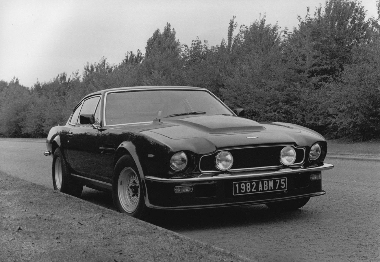 Wallpaper #9mc7_pIBSpphPi3-XJ6t74 Johnny English Strikes French Cyclists with Aston Martin Mounted