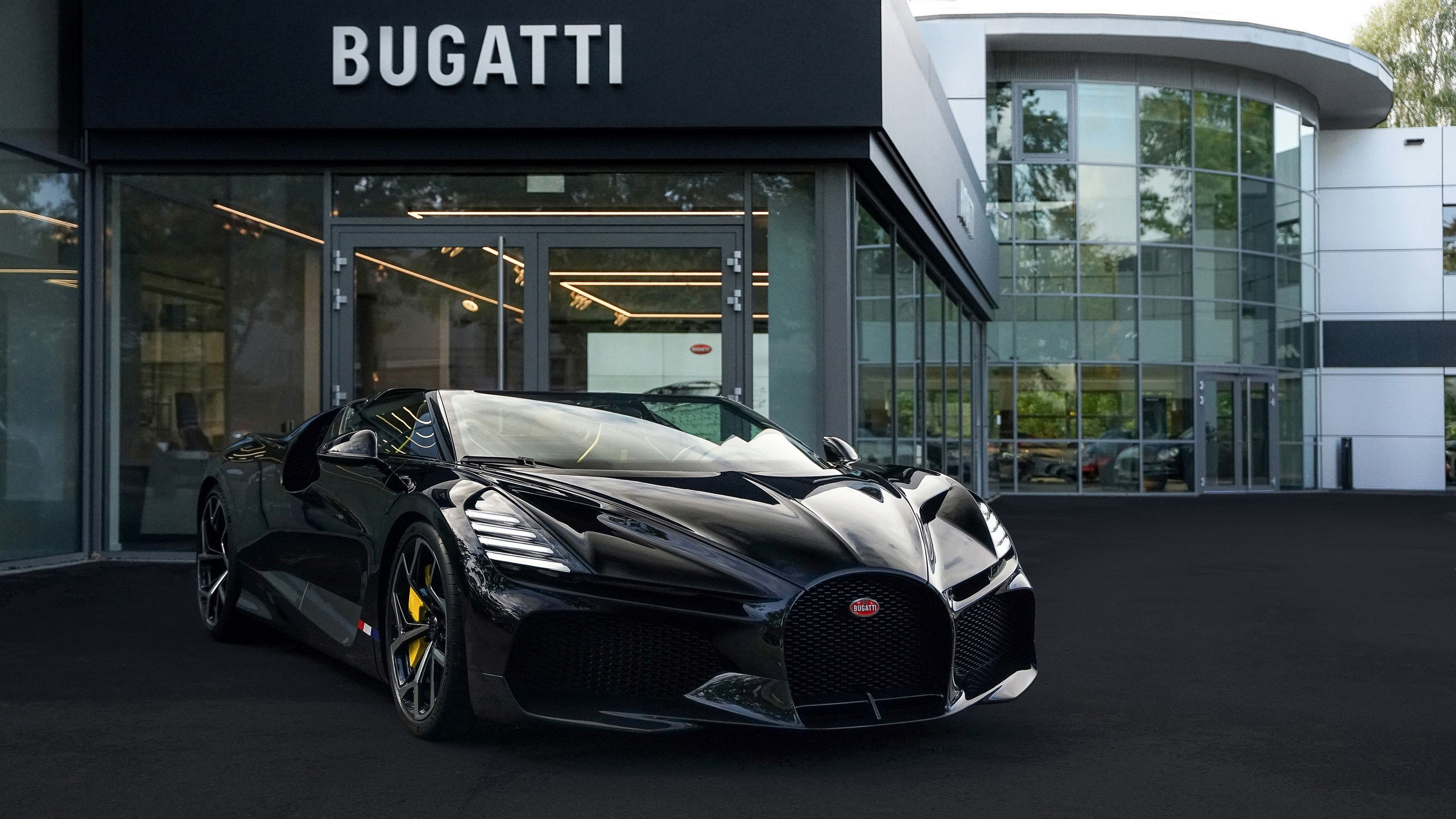 Wallpaper #L2e38ZIBSpphPi3-am2y19 The Bugatti Showroom Paradox Inaugurating New Site and Having the Same