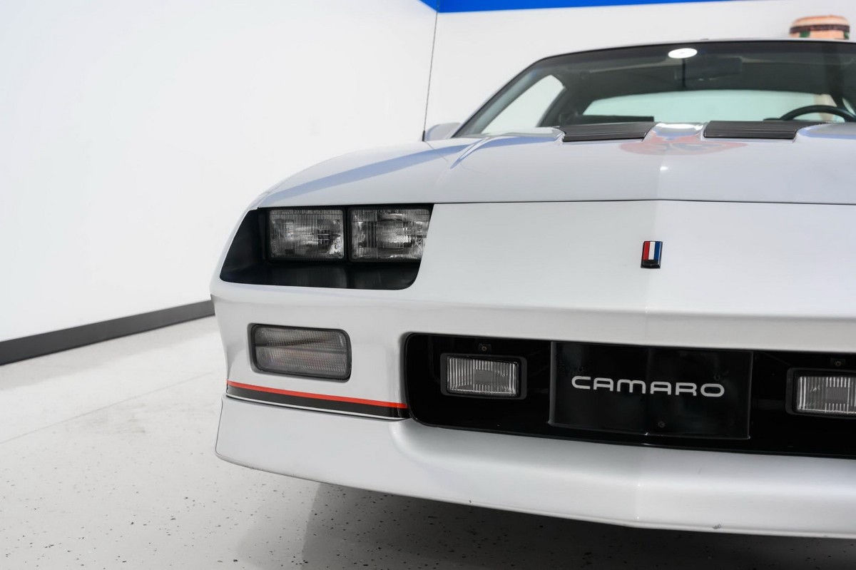 Wallpaper #jTUHk5cBk_lpvpaliJVd49 Impeccable 1985 Chevrolet Camaro Z28 Iroc Z is Nostalgia Done Right
