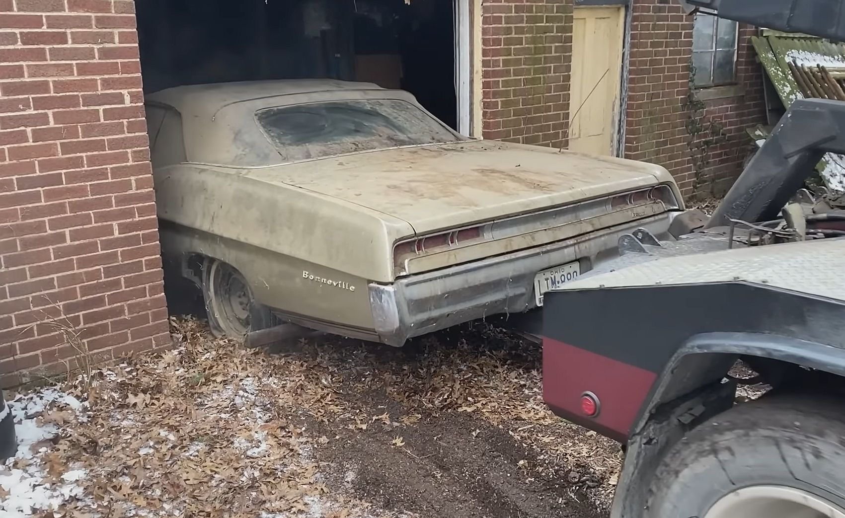 Wallpaper #W87uJJMB71dOy6JZQxIy377 1967 Pontiac Bonneville Gets First Wash in 40 Years Goes from Gross to