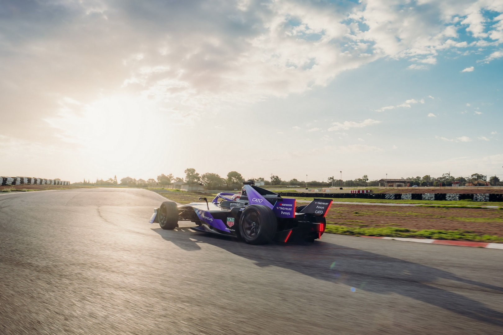 Wallpaper #Y7g615IBJvJKYCmE0eJt565 Porsche Unveils New 99x Electric Formula E Car with Taycan Turbo GT