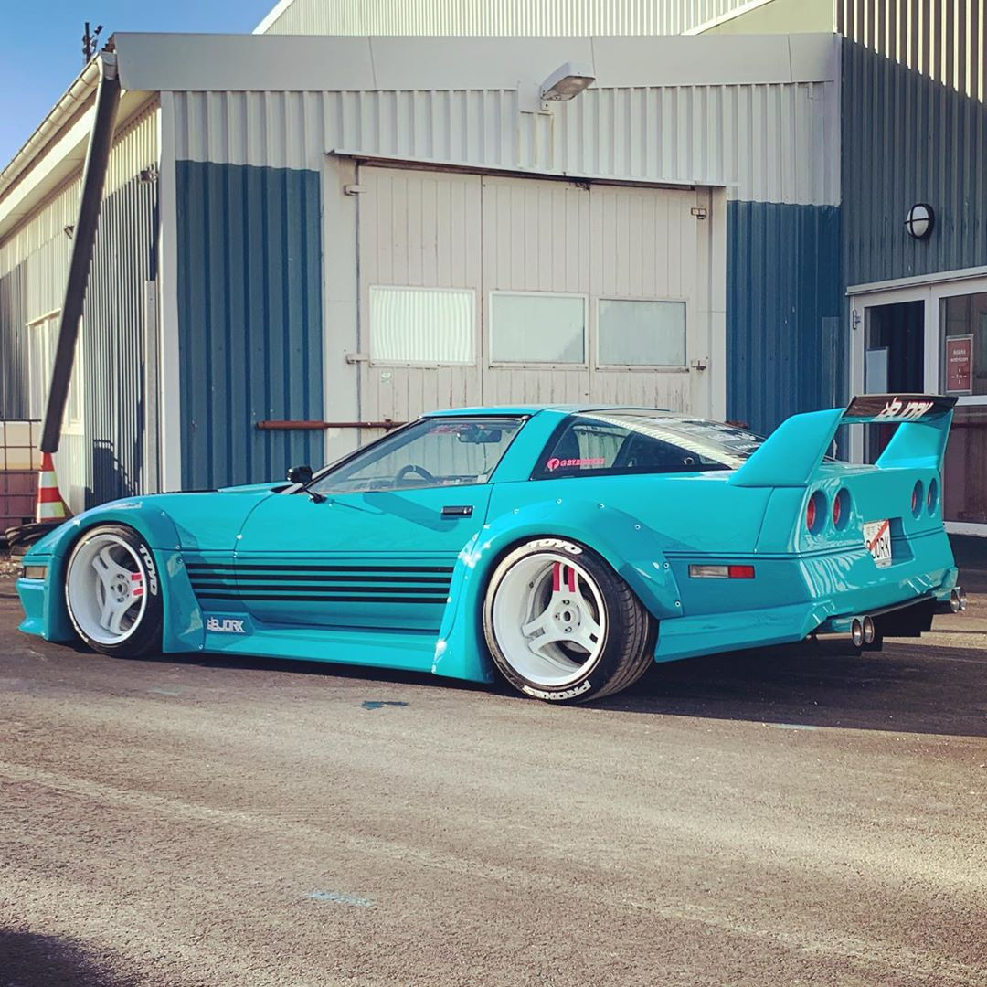Wallpaper #q2dJDJMBSpphPi3-fd2b114 Chevrolet Corvette Swedish Smurf is Miami Vice Material Autoevolution