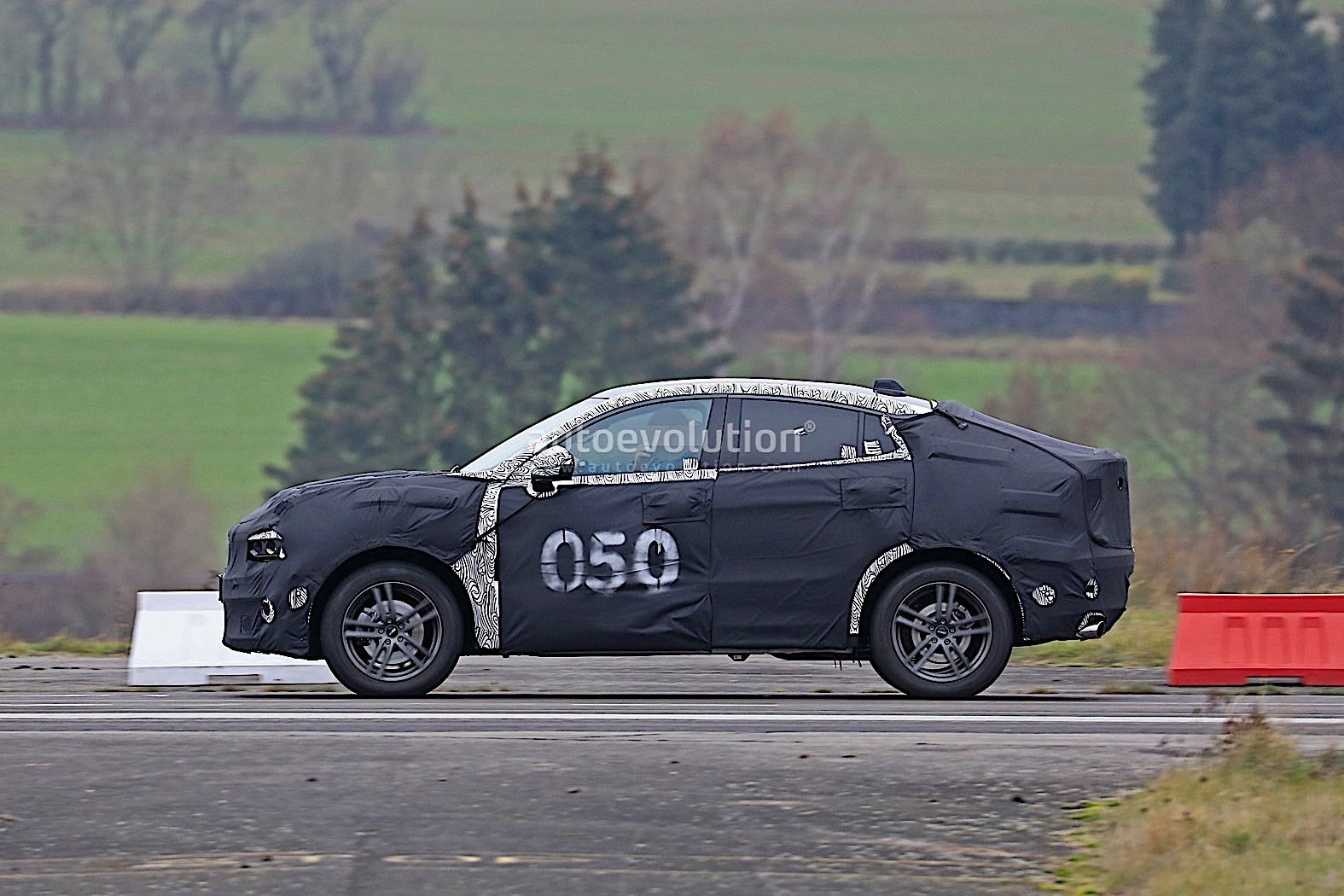 Wallpaper #1Li915IBJvJKYCmEVOQ1228 2020 Lynk 01 SUV Coupe Spied for the First Time Autoevolution
