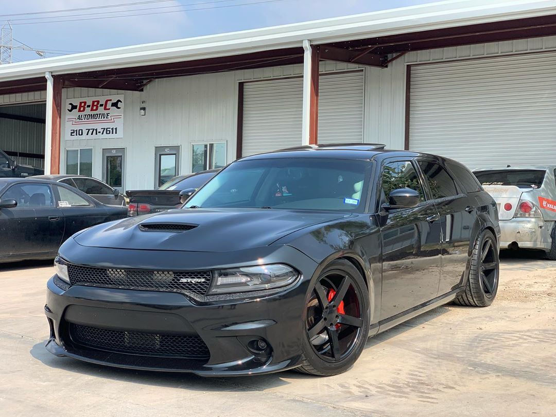 Wallpaper #Lmfr-5IBSpphPi3-fpa870 Dodge Magnum with Charger Hellcat Front is Fully Murdered Out