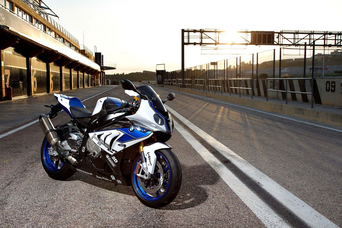 Wallpaper #x2co-JIBSpphPi3-XIiM256 BMW Hp4 Becomes Available on December 1st Autoevolution
