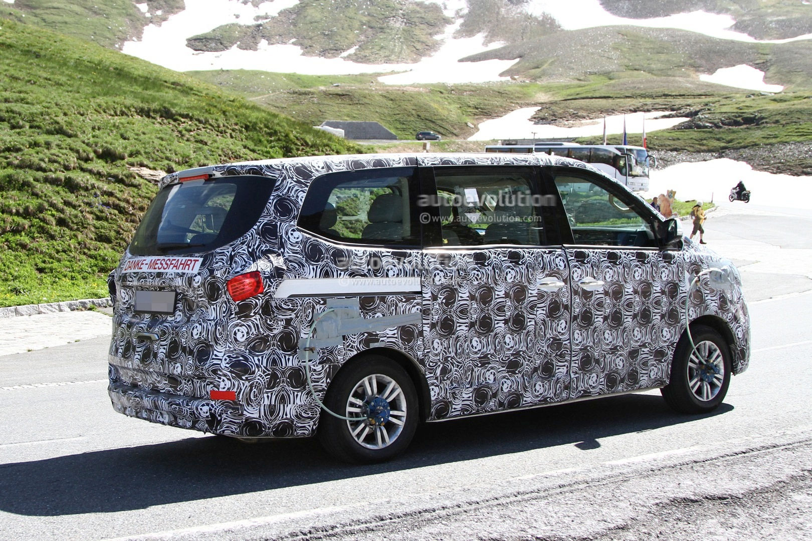 Wallpaper #d2dZ-JIBSpphPi3-Jonv99 BMW Powered Brilliance Jinbei Mpv Spotted Testing in the Mountains