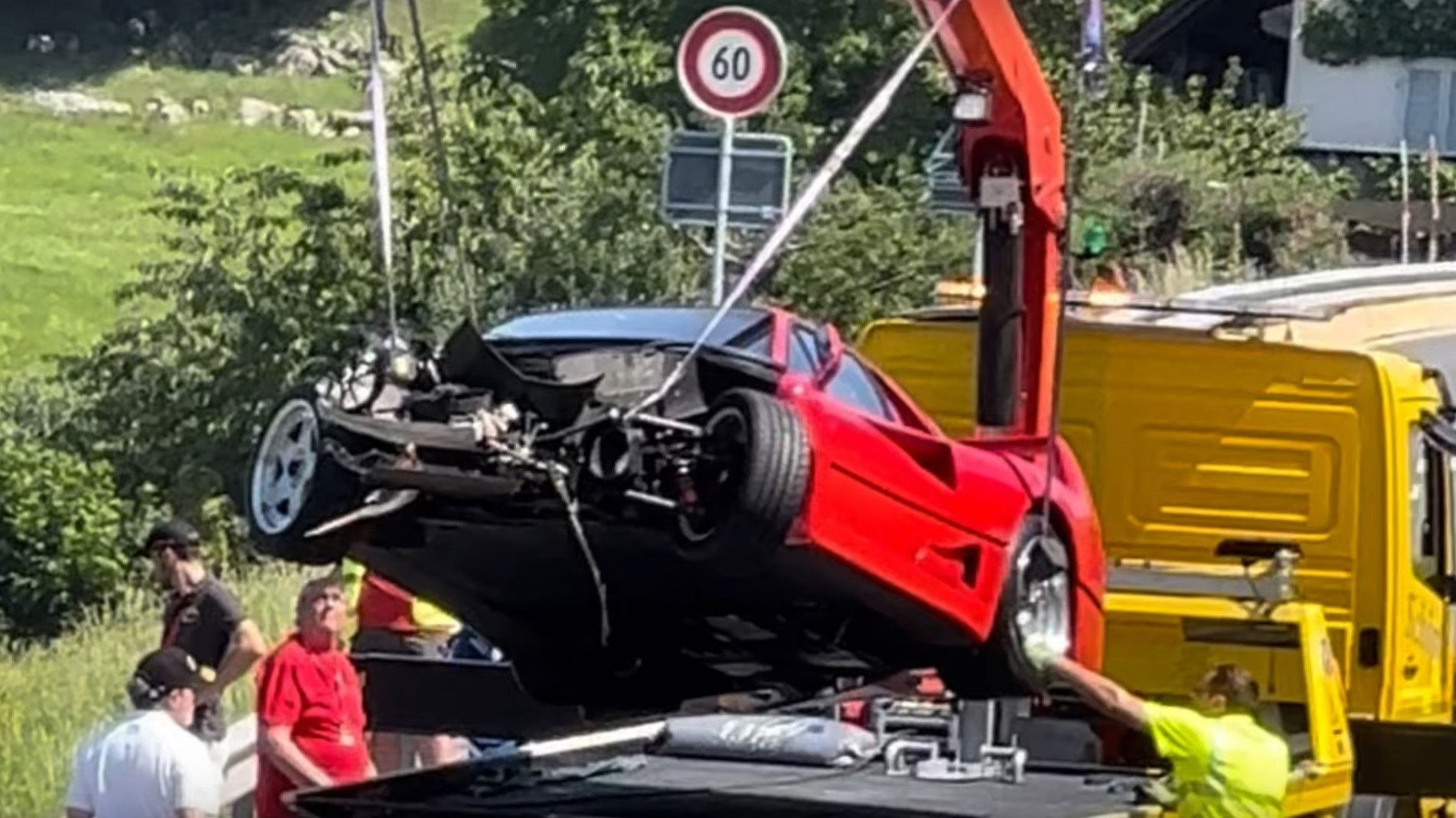 Wallpaper #L2i9GJMBSpphPi3-_RQQ8 The Walk of Shame Ferrari F40 Gets Its Face Covered Up After Crashing