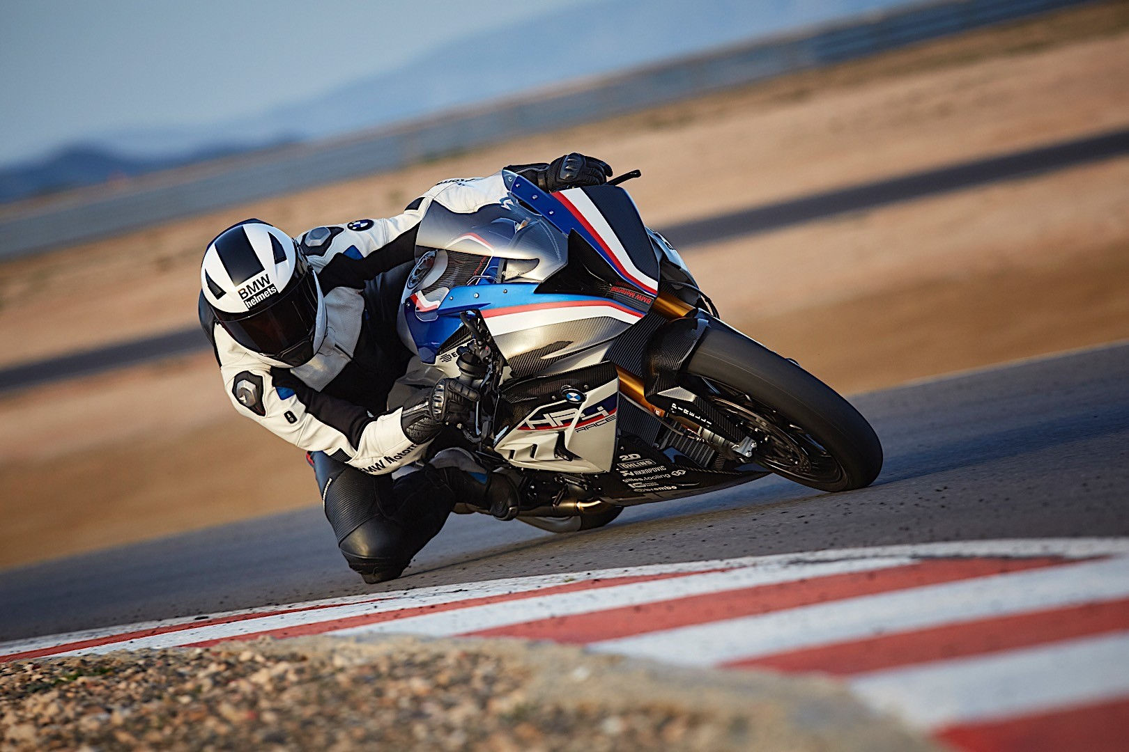 Wallpaper #4n0B8Y4Bnwiau_P6cwes48 Behold the New 2017 BMW Hp4 Race Autoevolution