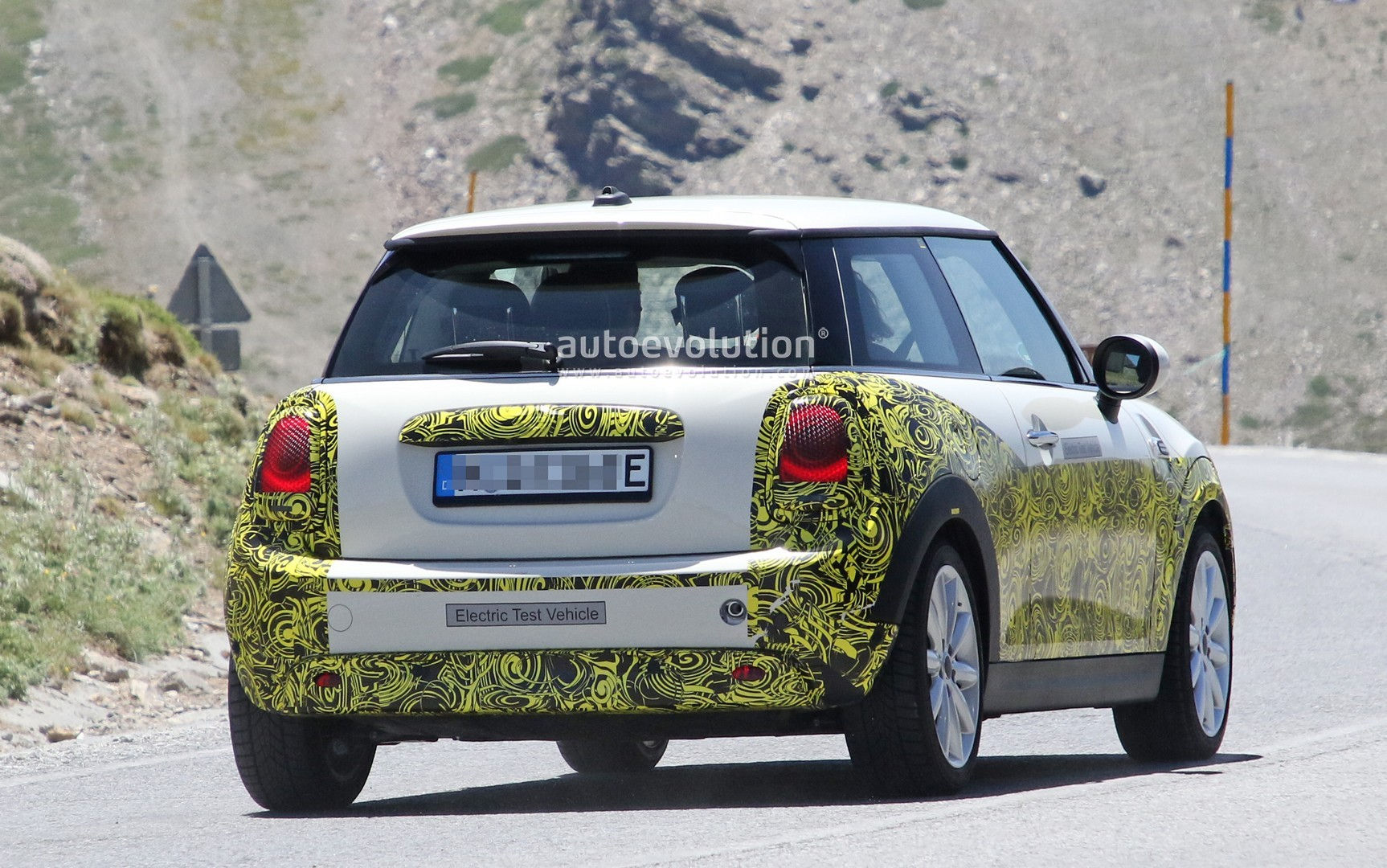 Wallpaper #8QO8ZJMBpyOg8YnEr9cZ65 Mini Electric Prototype Reveals Interior with Small Digital Dash BMW