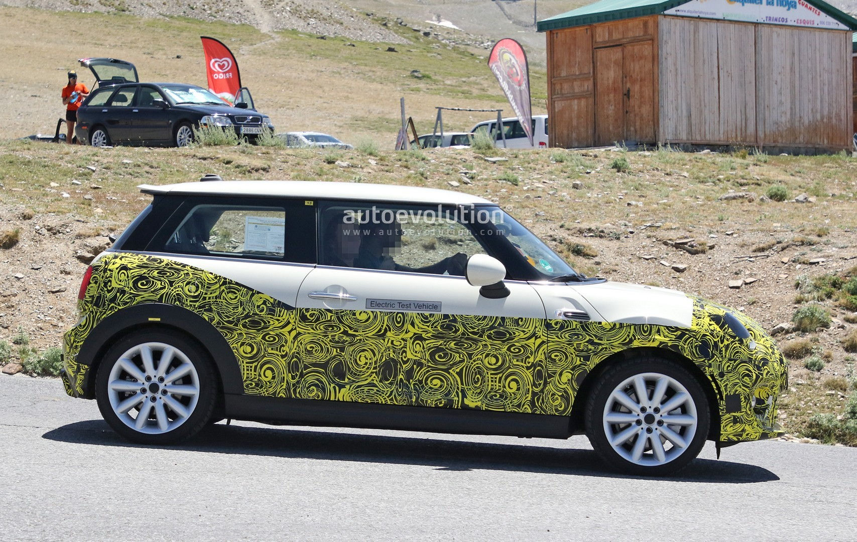Wallpaper #8QO8ZJMBpyOg8YnEr9cZ60 Mini Electric Prototype Reveals Interior with Small Digital Dash BMW