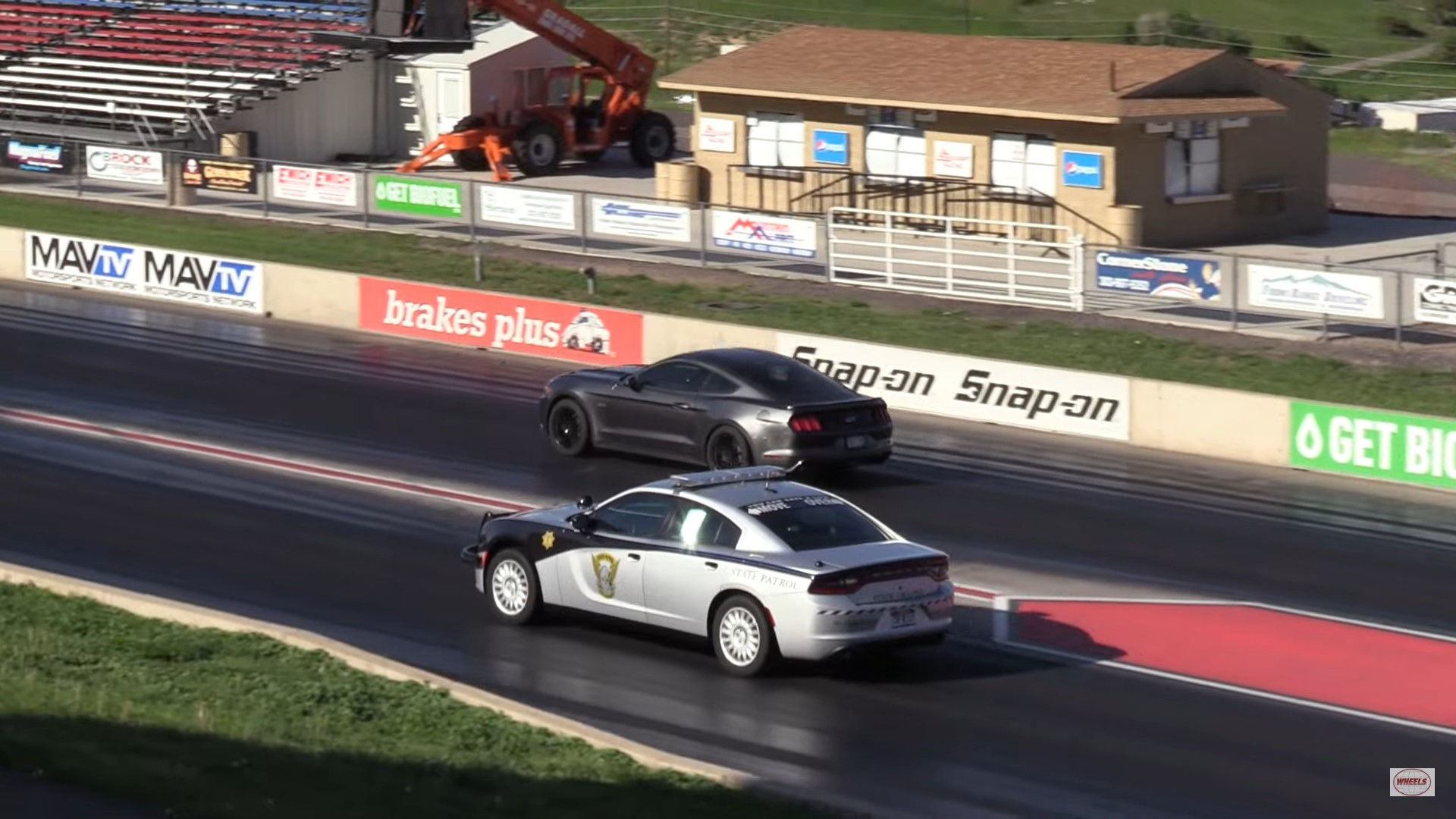 Wallpaper #HGfr9pIBSpphPi3-GYUW379 Police Vehicles Drag Race Ford Mustang GT and Quad Bike Perpetrators
