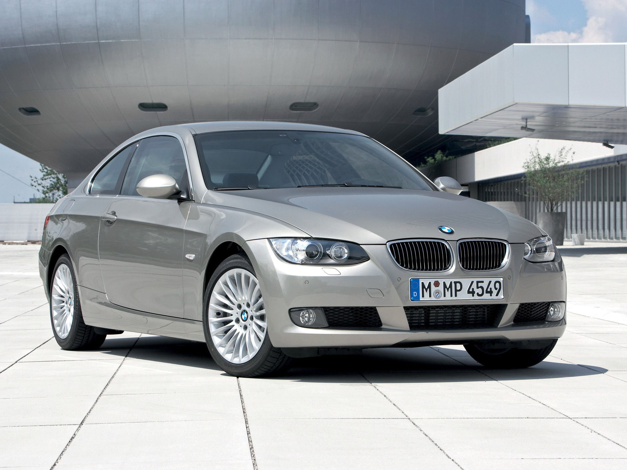 Wallpaper #lUW_oo4B7YBJg1BVBqSA35 A Sleek Silver BMW Parked in Front of a Modern Building
