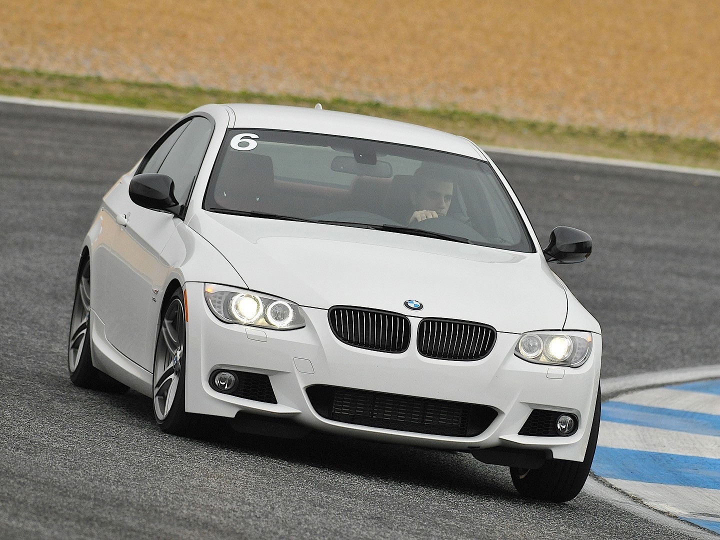 Wallpaper #lUW_oo4B7YBJg1BVBqSA31 A White BMW M3 E92 on a Racetrack