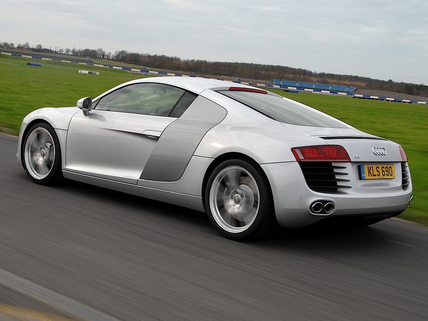 Wallpaper #Pmg_GJMBSpphPi3-AhLi6 Audi R8 V8 Specs 2007 2008 2009 2010 2011 2012 Autoevolution