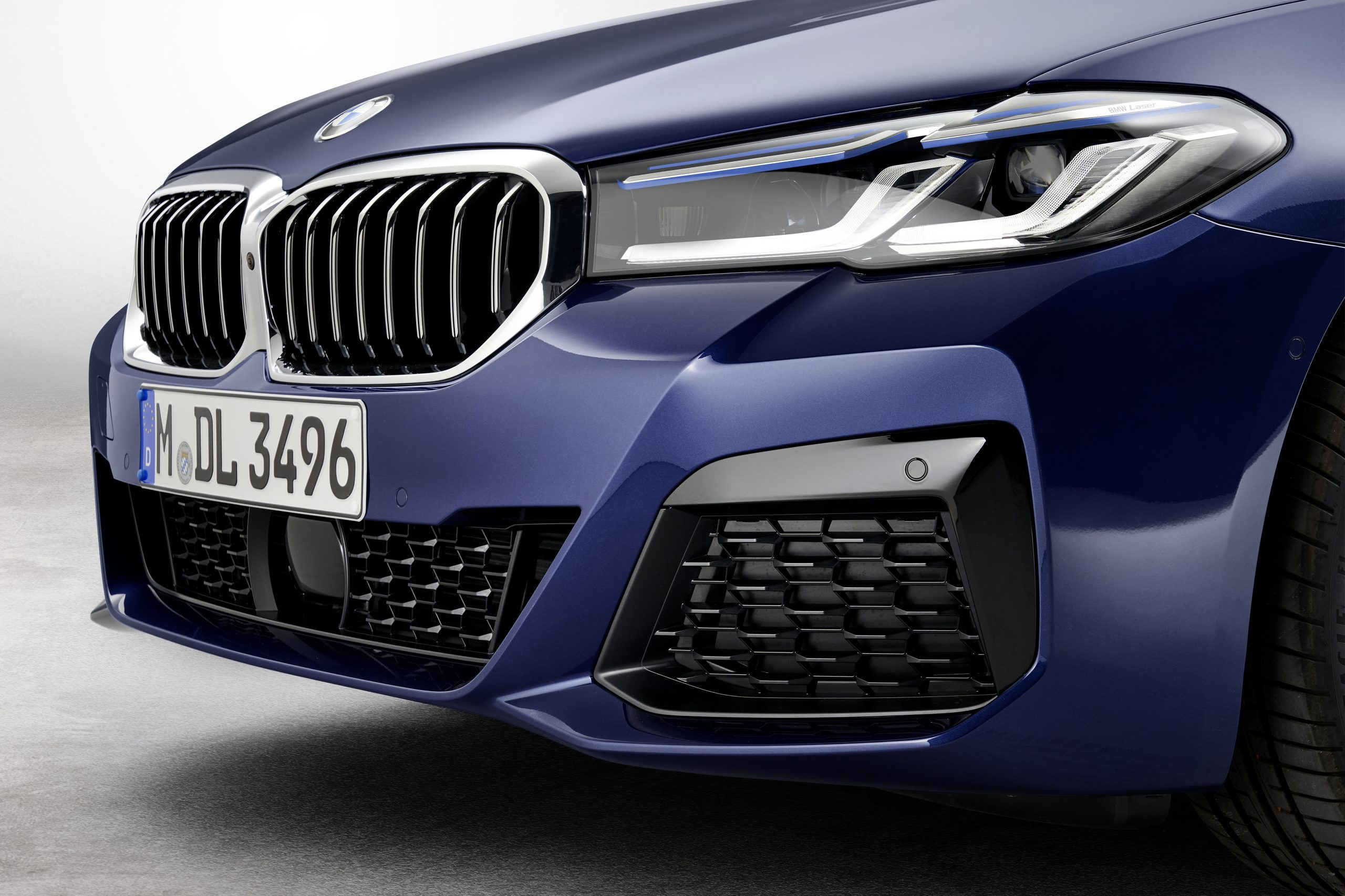 Wallpaper #0X0c9I4Bnwiau_P6Qw4_28 Bmws Refreshed 5 Series Goes Hybrid with a Bigger Grille Hagerty Media