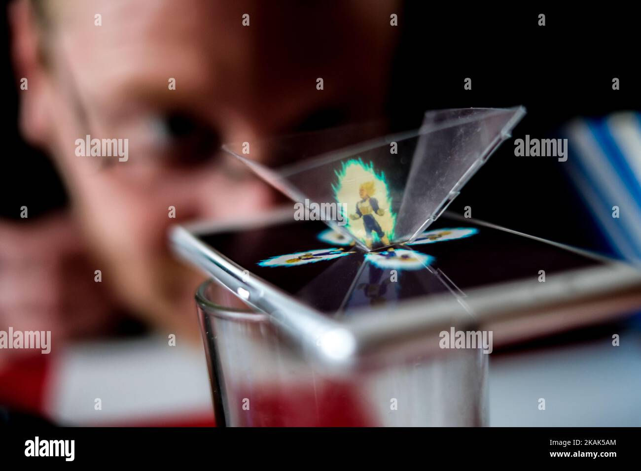Wallpaper #e9tnMpMB3oUMxGFSkT0z39 Illustration of a 3D Hologram Projector with Several Comic Strip