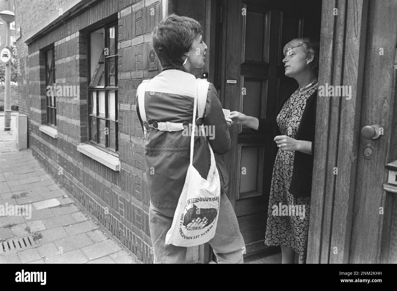 Wallpaper #hGcuDZMBSpphPi3-SeOZ209 Woman Knocking on Doors Hi Res Stock Photography and Images Alamy