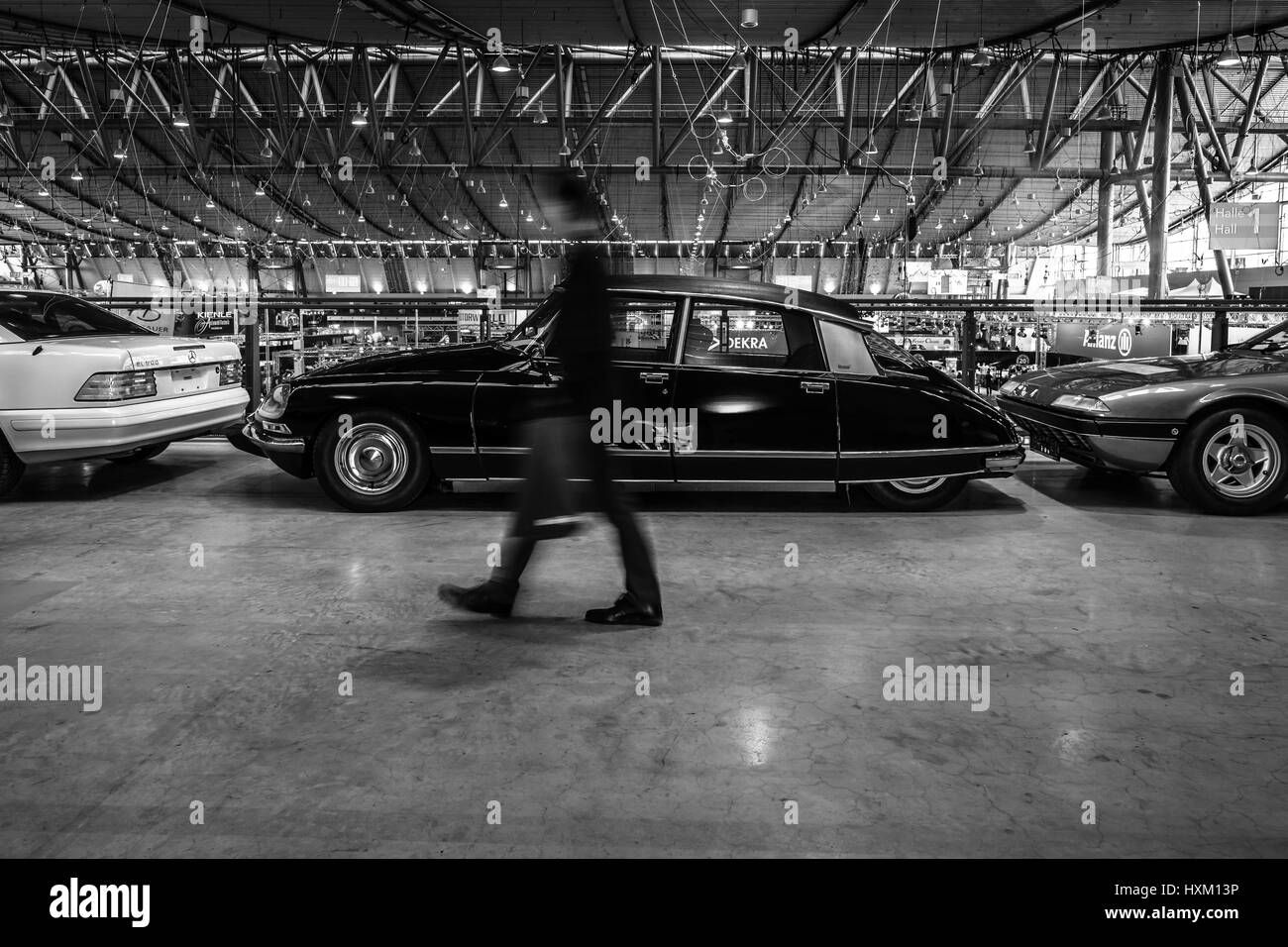 Wallpaper #Q2jaHJMBSpphPi3-7CQA125 Mid Size Luxury Car Citroen Ds23 Pallas 1973 Black and White Europe