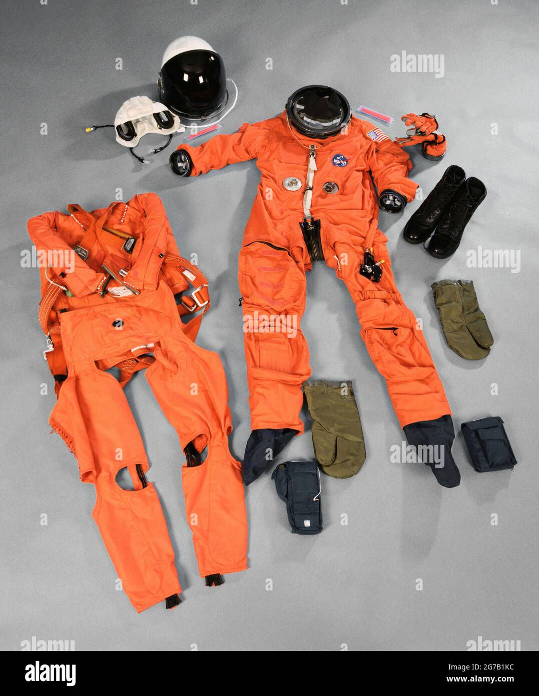 Wallpaper #e2eE_JIBSpphPi3-ZZiW113 Apollo Astronaut Suit Pattern