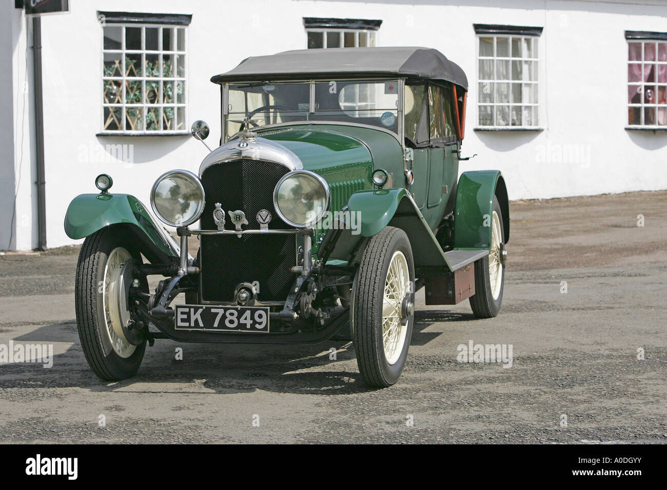 Wallpaper #VmfhDpMBSpphPi3-JOyJ210 Vintage Bentley Car on Display Pictured at Mallory Park Racing Circuit