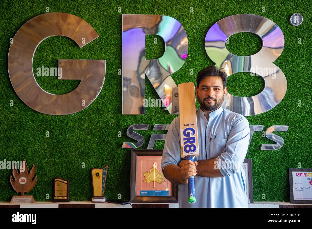 Wallpaper #uGcKC5MBSpphPi3-5NdM148 Owner of Gr8 Sports Bat Factory Displays a Kashmiri Willow Wood Cricket