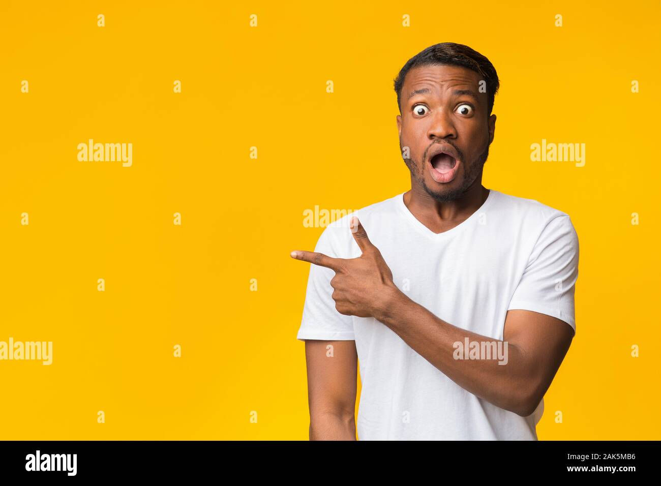 Wallpaper #IWf6_JIBSpphPi3-lZoB106 Look There Surprised Black Man Pointing Finger Aside Standing in