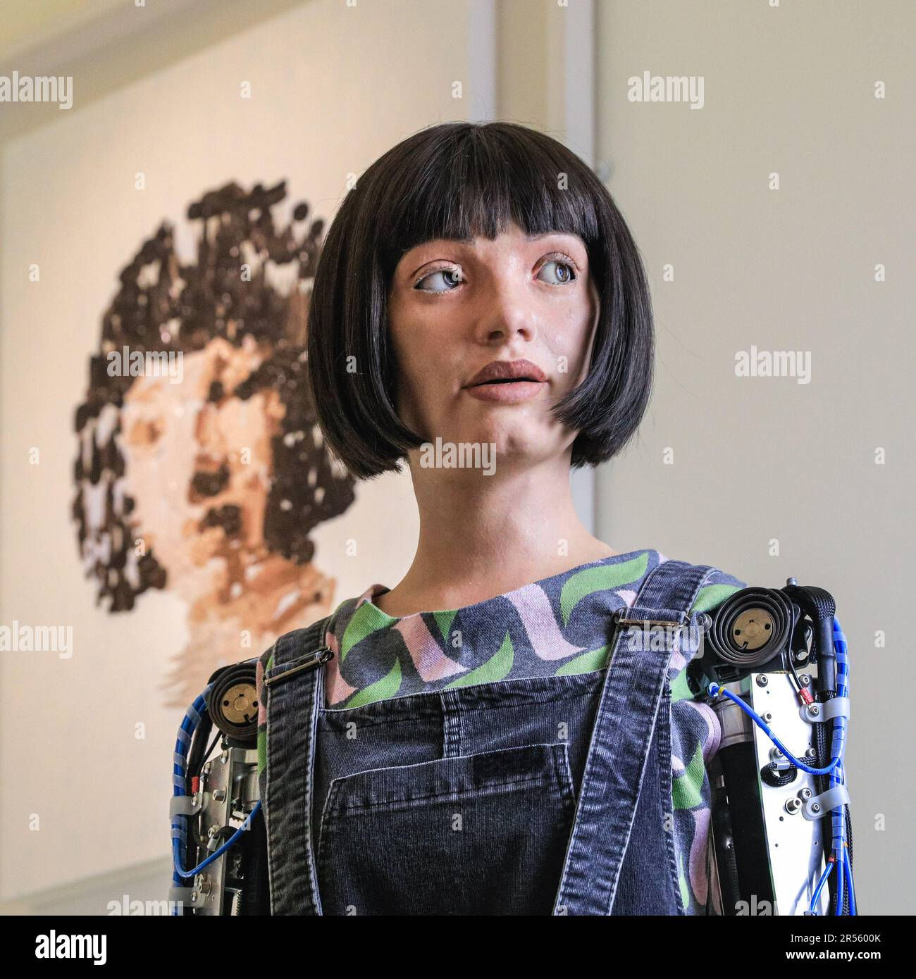 Wallpaper #lmgJH5MBSpphPi3-CCqO288 London Uk 01st June 2023 AI Da with Artwork and a Self Portrait She