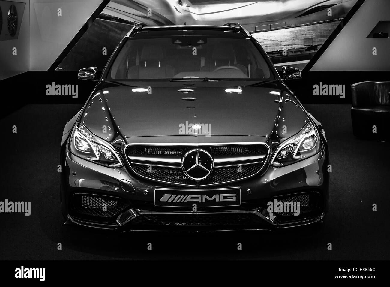 Wallpaper #Q2jaHJMBSpphPi3-7CQA100 Showroom Mid Size Luxury Car Mercedes Amg E63 S4matic T Modell Black