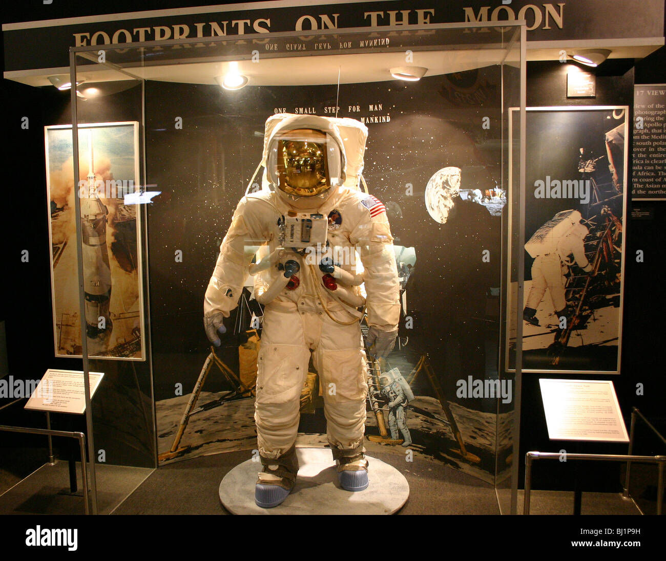 Wallpaper #e2eE_JIBSpphPi3-ZZiW28 This is the Space Suit Used by the Apollo Astronauts to Be Sold for