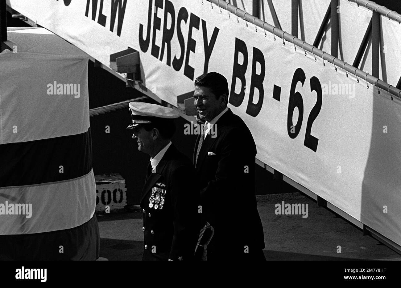 Wallpaper #5WfOApMBSpphPi3-ELDY252 President Ronald Reagan Walks with Capt William M Fogarty Commanding
