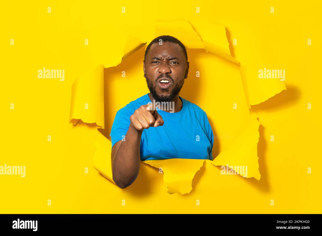 Wallpaper #IWf6_JIBSpphPi3-lZoB159 Aggressive Black Man Pointing Finger Looking at Camera Blaming You