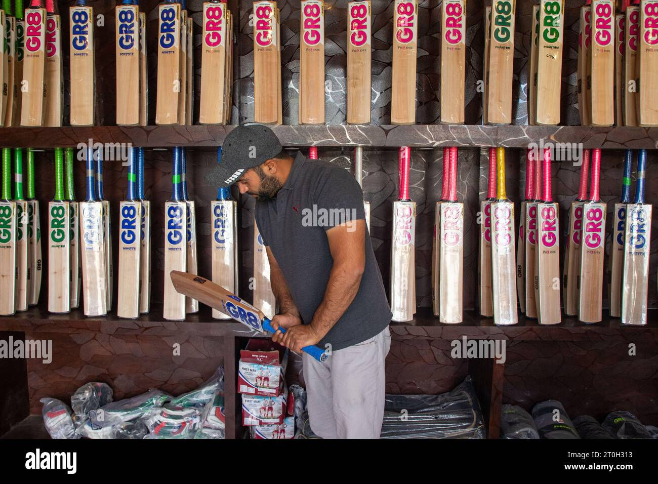 Wallpaper #uGcKC5MBSpphPi3-5NdM128 A Customer Checks Kashmiri Willow Wood Bats Inside a Showroom in Sangam
