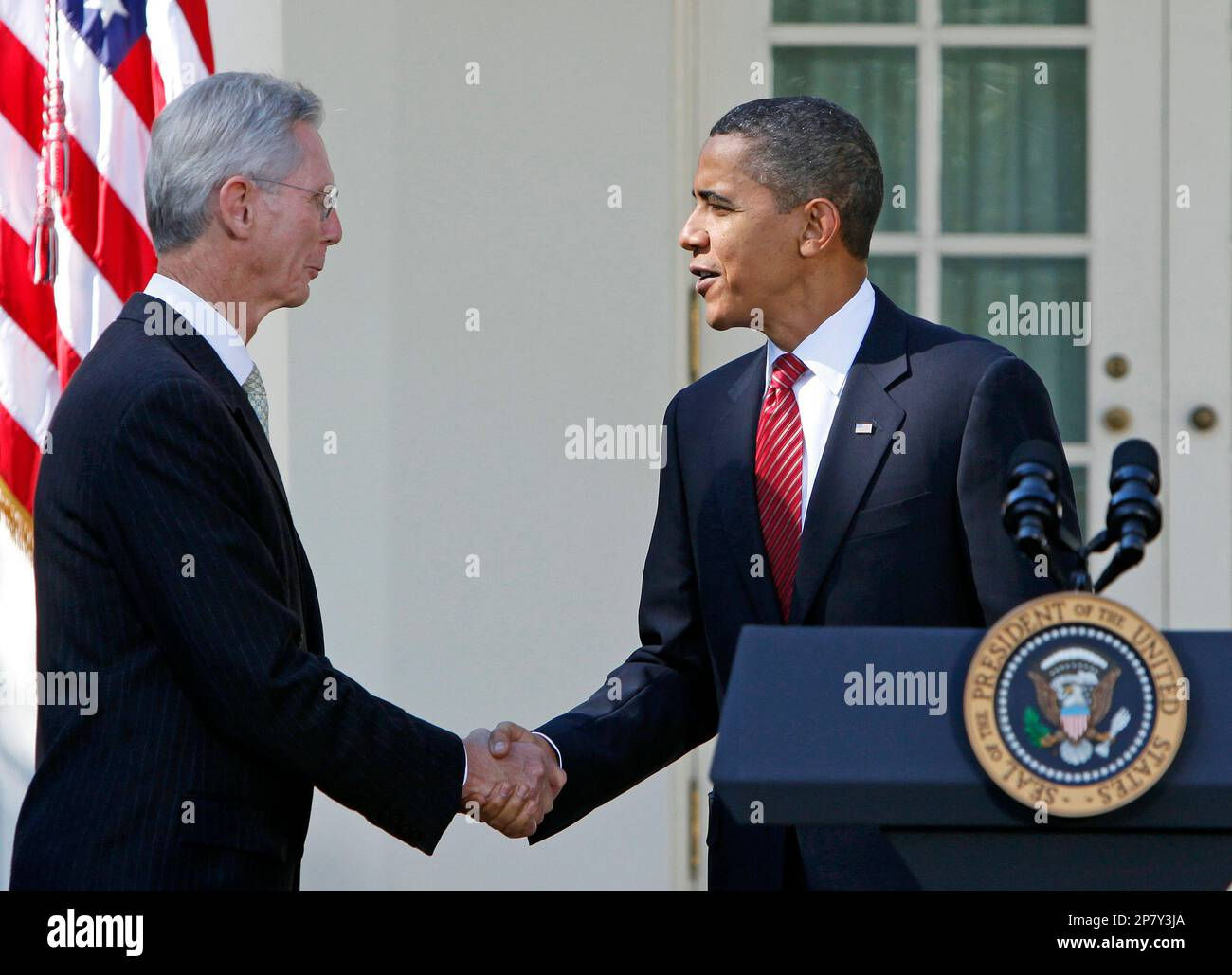 Wallpaper #5WfOApMBSpphPi3-ELDY190 President Barack Obama Shakes Hands with Retired Army Capt John