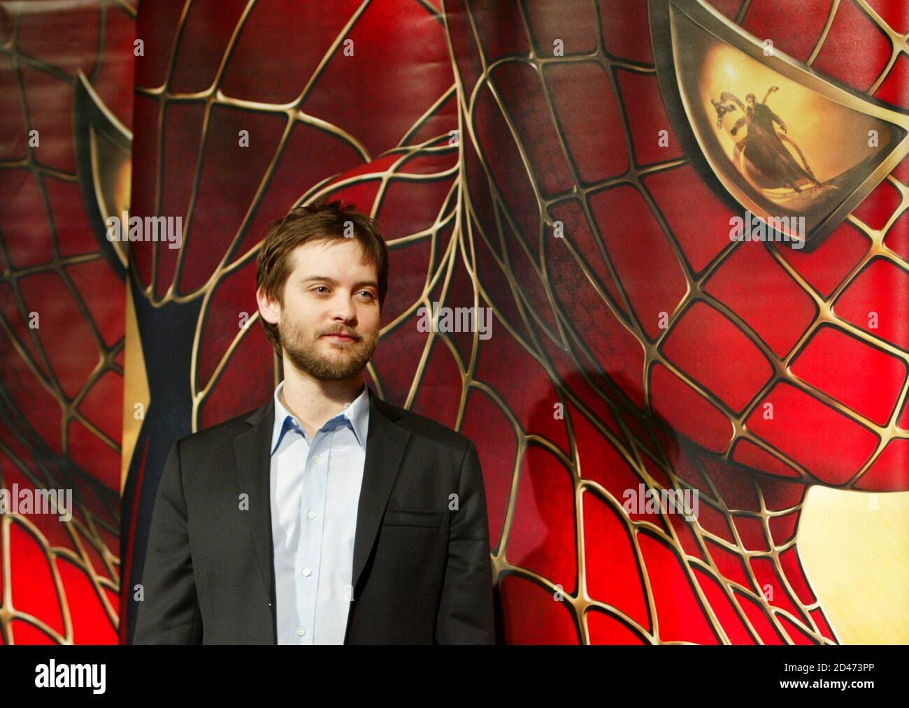 Wallpaper #5GjbFJMBSpphPi3-7QVM96 Us Actor Tobey Maguire Poses for Photographers in Front of a Huge
