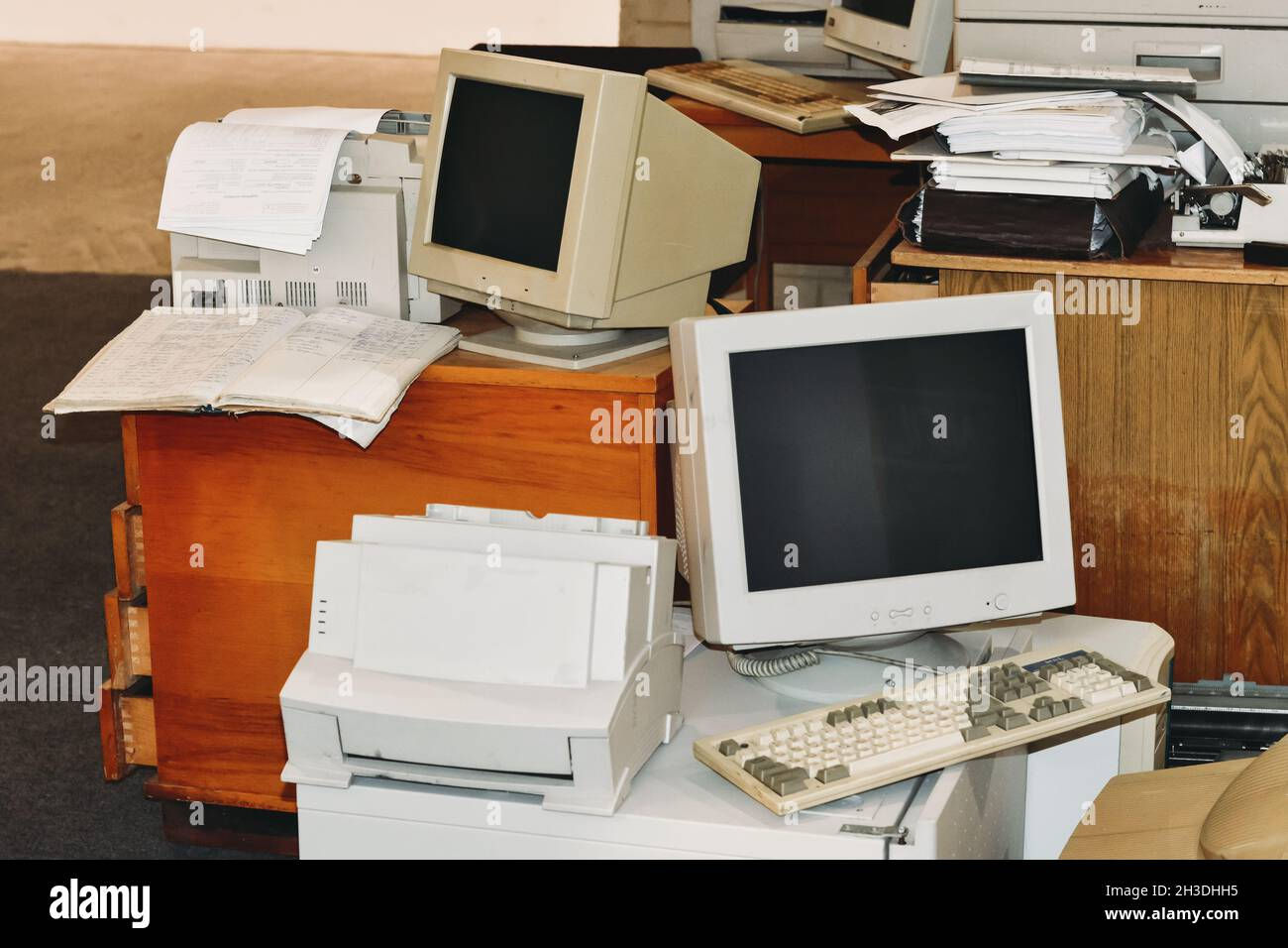 Wallpaper #lkItPZMBOBpx0Nhms8O151 Old Computers Printers Typewriters Keyboards Ready to Trash from